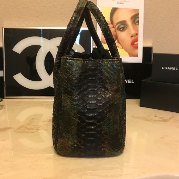 ❤️keeping❤️ CHANEL PYTHON TOTE NEW brown green python tassel beautiful ❤️ - Picture 7 of 16